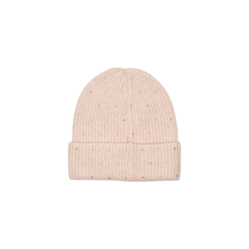 Un bonnet pour femme en maille côtelée rose poudré douce, orné de discrets strass argentés.