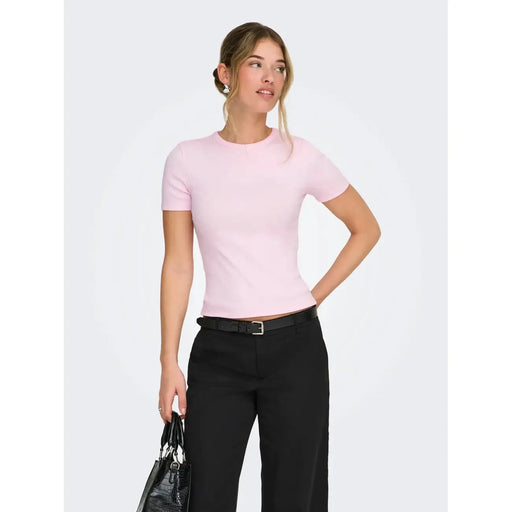 Un t-shirt rose pâle ajusté à manches courtes et col rond, en mélange de polyester de la marque Only Femmes