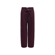 Only Jean en coton violet pour femme, coupe large, ceinture à cordon et étiquette de marque discrète.