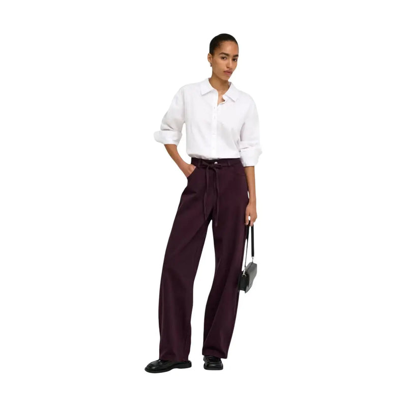 Le mannequin porte only Jean violet en coton pour femme, pantalon large à ceinture et taille haute avec cordon de serrage