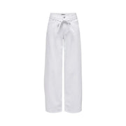 Only Jean droit pour femme en denim de coton blanc, jambes larges et ceinture à nouer avec étiquette de marque à la taille.