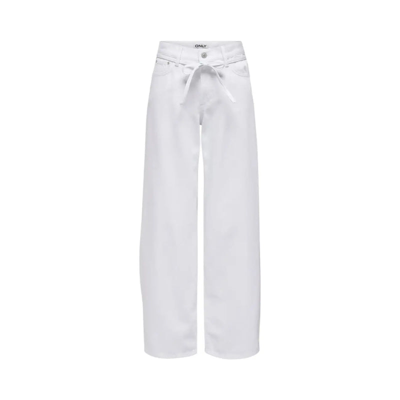Only Jean droit pour femme en denim de coton blanc, jambes larges et ceinture à nouer avec étiquette de marque à la taille.