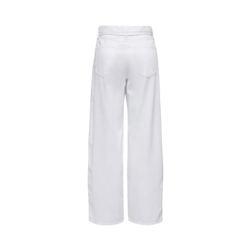 Only Jean droit pour femme en denim de coton blanc, composé d'un pantalon blanc à jambes larges, au design minimaliste et aux coutures discrètes.