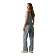 Jean en denim clair à coupe droite décontractée, associé à only Débardeur à bretelles fines bleu clair à paillettes pour femme top