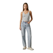 Jean en denim clair délavé, coupe droite et cinq poches classiques, associé à une bride Shina bleu clair à paillettes. top