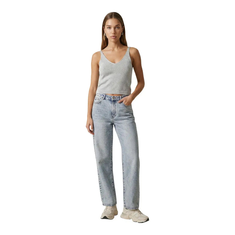 Jean en denim clair délavé, coupe droite et cinq poches classiques, associé à une bride Shina bleu clair à paillettes. top