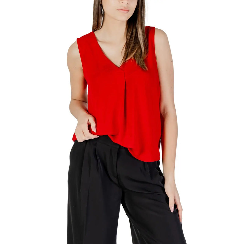 Un débardeur rouge vif sans manches pour femme top avec un décolleté en V confectionné dans un tissu polyester doux et fluide