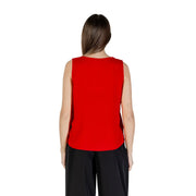 Un débardeur rouge vif en polyester sans manches top pour les femmes avec un décolleté en V et une silhouette ajustée et lisse