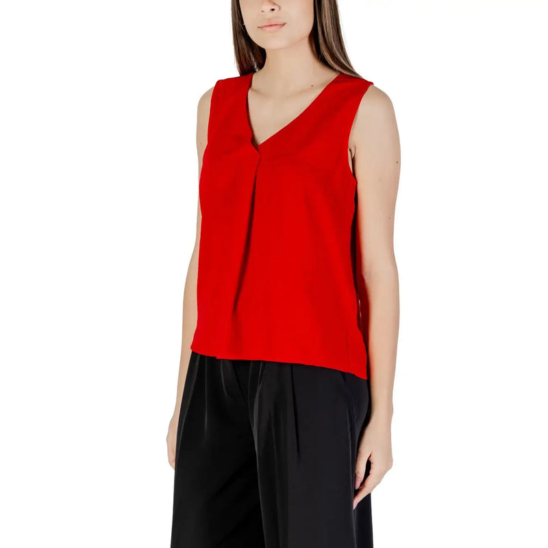 Un rouge éclatant only femmes tank top avec un col en V, une coupe sans manches, de discrets plis sur le devant, en polyester