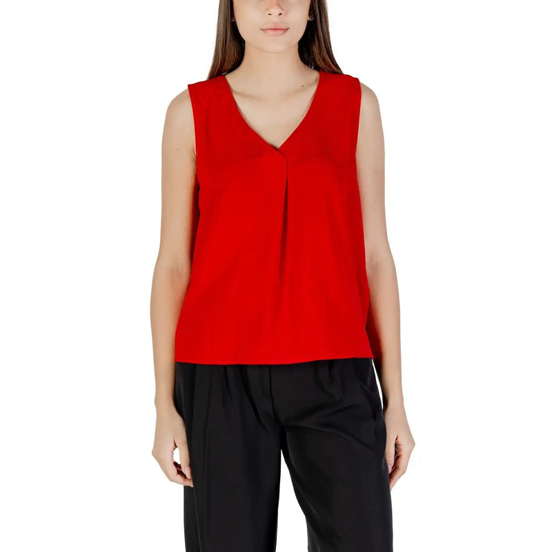 Un rouge éclatant only femmes tank top avec un col en V sans manches et de subtils plis sur le devant, en polyester