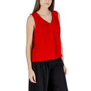 Un rouge éclatant only femmes tank top avec un décolleté en V et sans manches, confectionné dans un tissu polyester doux et fluide.
