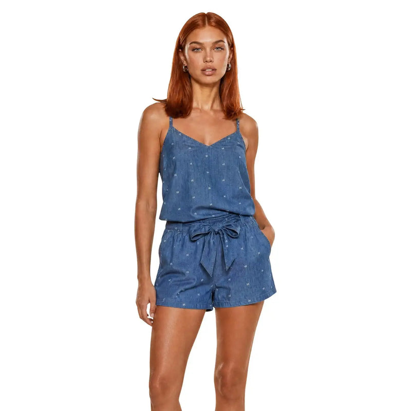 Débardeur bleu en coton sans manches à col en V top stylée avec une combinaison en jean bleu ornée d'étoiles blanches et d'une ceinture nouée