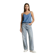 Jean en denim clair délavé, coupe droite et coutures classiques, associé à only femmes tank top Débardeur bleu en coton à col en V wvn