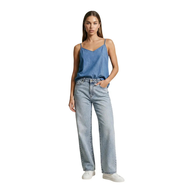 Jean en denim clair délavé, coupe droite et coutures classiques, associé à only femmes tank top Débardeur bleu en coton à col en V wvn