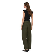 Pantalon vert olive à jambes larges, coupe ajustée et poches avant discrètes, associé à only coton noir lycra pour femmes top
