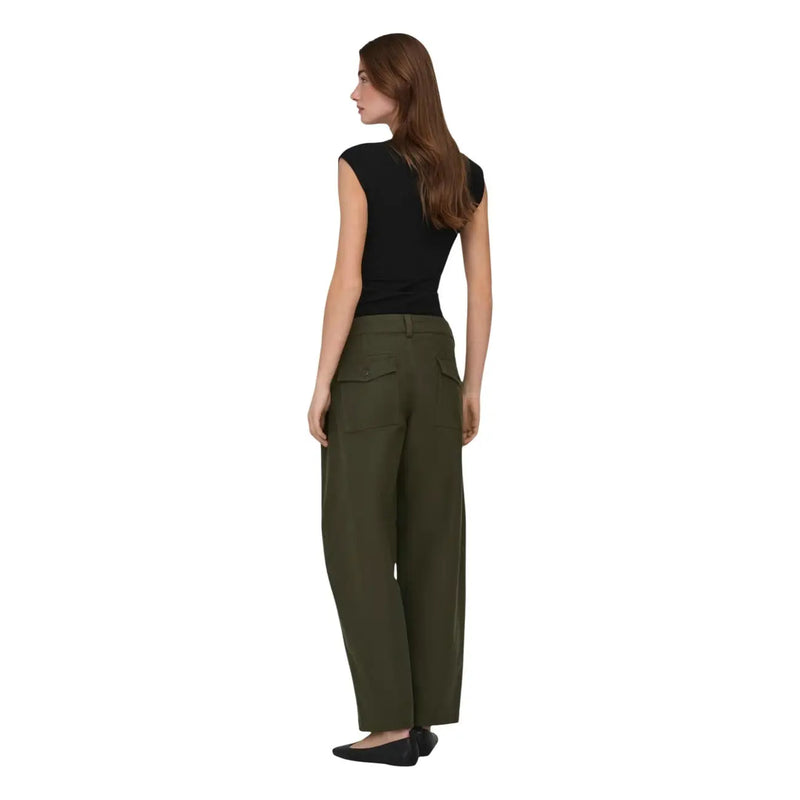 Pantalon vert olive à jambes larges, coupe ajustée et poches avant discrètes, associé à only coton noir lycra pour femmes top
