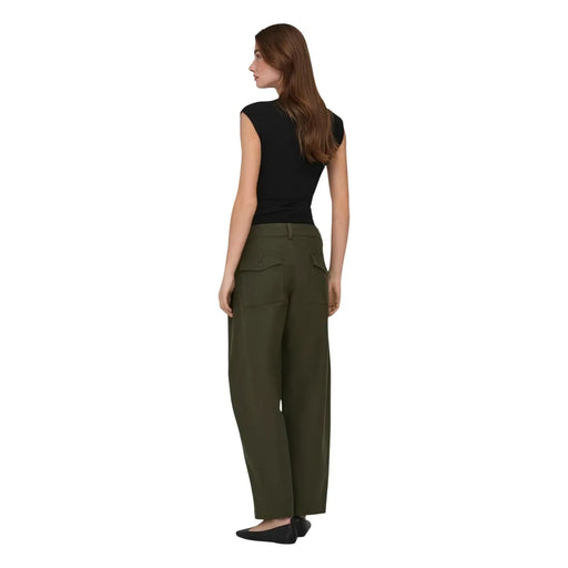 Pantalon vert olive à jambes larges, coupe ajustée et poches avant discrètes, associé à only coton noir lycra pour femmes top