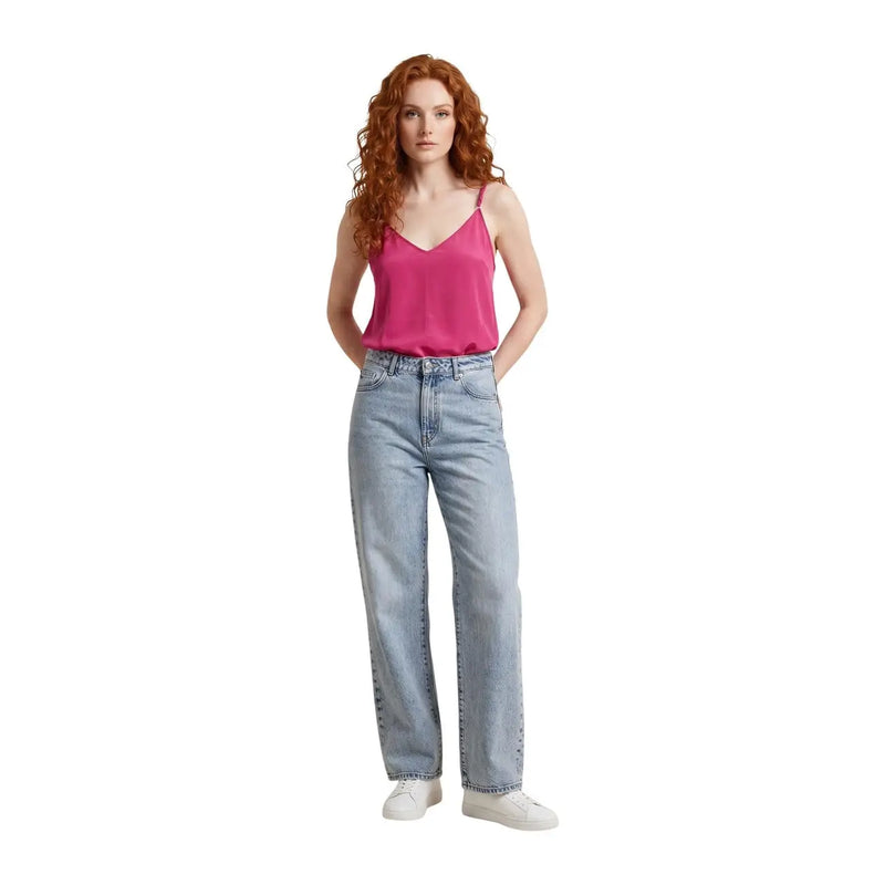 Un jean en denim clair délavé, à coupe droite et à cinq poches classiques, complète la tenue. only femmes top bretelles fuchsia en mélange de viscose