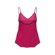 Un débardeur en satin fuchsia éclatant, à fines bretelles spaghetti et empiècement en résille transparente au niveau de la poitrine, confectionné dans un mélange de viscose.