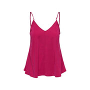 Un débardeur en satin fuchsia éclatant, à fines bretelles tressées et décolleté en V, confectionné dans un mélange de viscose.