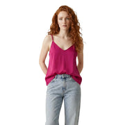 Un débardeur en satin fuchsia éclatant, à fines bretelles et décolleté en V, confectionné dans un mélange de viscose par Only Femmes