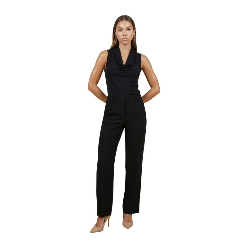 Combinaison pantalon noire sans manches à col bénitier en viscose, pantalon tailleur et coupe moderne et élégante pour femme.