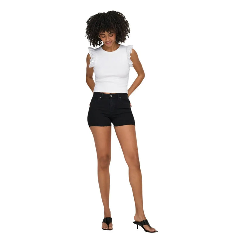 Short en jean noir taille haute, coupe classique cinq poches et fermeture boutonnée, associé à un débardeur en coton et dentelle blanche. top