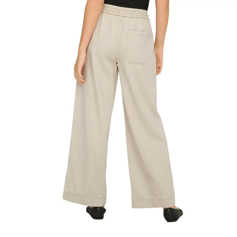 verso de only Pantalon large pour femme en coton lyocell beige, taille élastiquée et poche arrière unique.