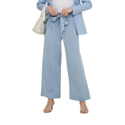 Pantalon bleu clair à jambes larges avec ceinture nouée, confectionné en viscose mélangée et doté de poches avant en dentelle.