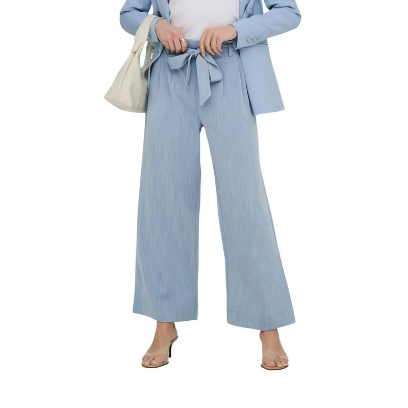 Pantalon bleu clair à jambes larges avec ceinture nouée, confectionné en viscose mélangée et doté de poches avant en dentelle.