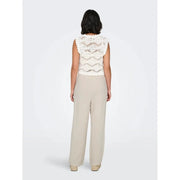 Un crochet délicat blanc cassé top avec un bord festonné associé à un pantalon large en lin viscose beige printemps-été