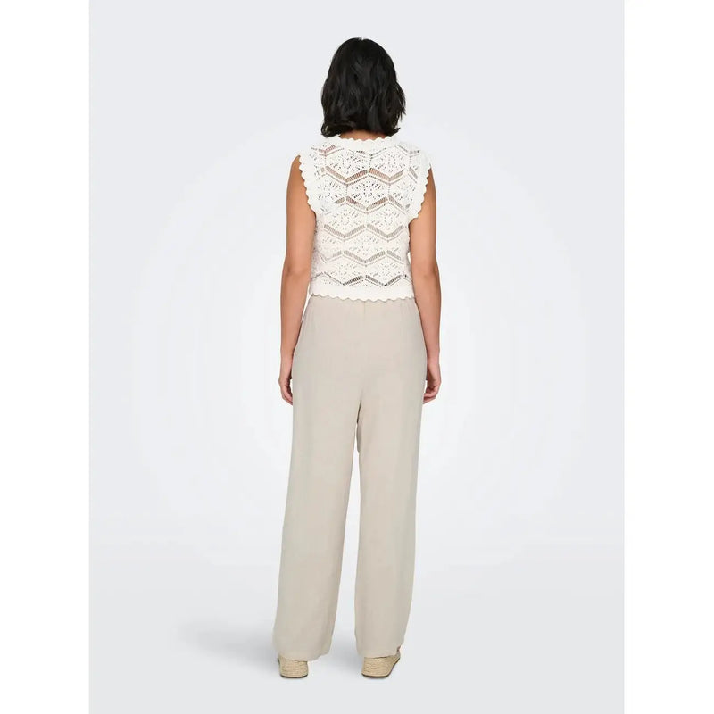 Un crochet délicat blanc cassé top avec un bord festonné associé à un pantalon large en lin viscose beige printemps-été