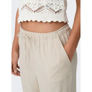 Only Pantalon femme beige en lin et viscose, coupe décontractée et texture subtile, idéal pour le printemps et l'été.
