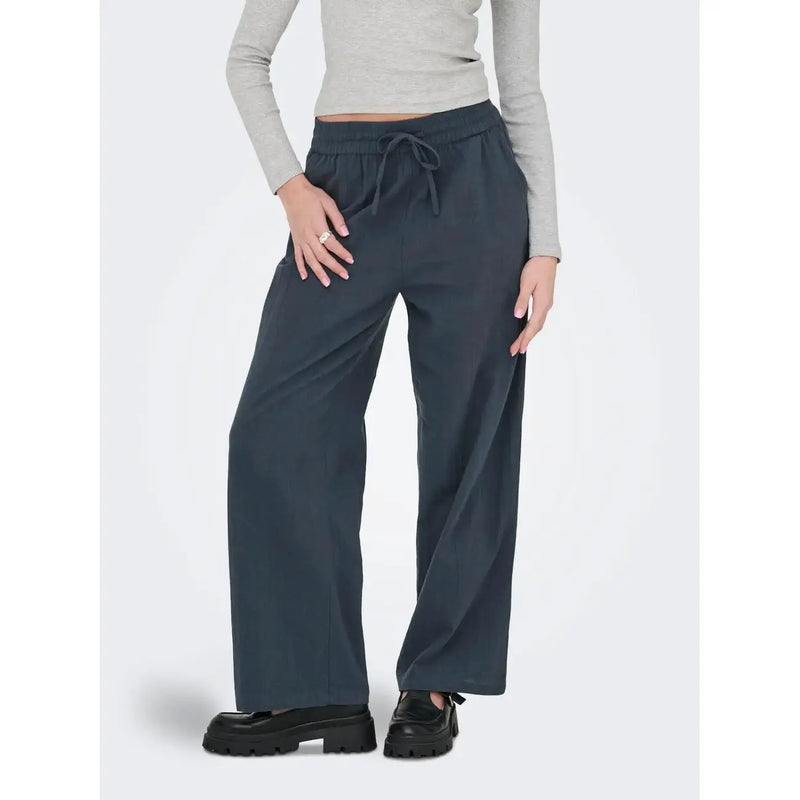 Only Pantalon en coton noir pour femme avec détails en dentelle, présenté ici comme un pantalon de survêtement gris foncé à jambes larges avec taille élastiquée et cordon de serrage