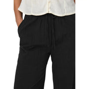 Only Pantalon noir en coton pour femme, orné de dentelle, coupe décontractée et plis verticaux discrets.