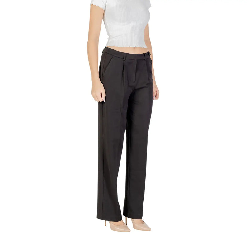 Pantalon noir plissé à jambes larges de Only femme avec une coupe ajustée et des poches avant discrètes dans un modèle à coupe classique