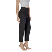 Noir only Pantalon pour femme à taille haute, poches avant zippées, coupe élégante et ajustée, et plis discrets sur le devant.