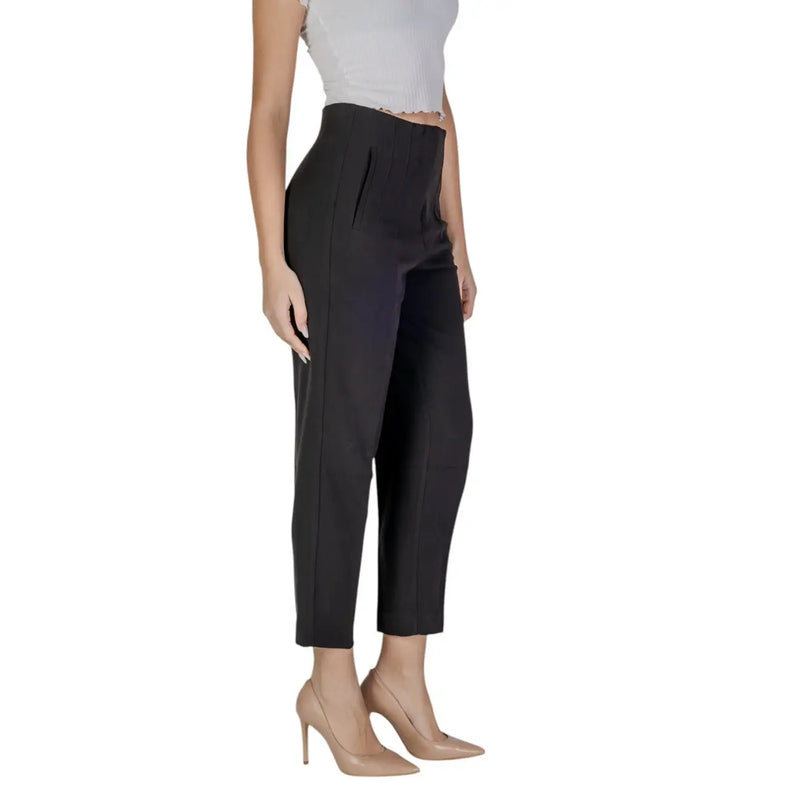 Noir only Pantalon pour femme à taille haute, poches avant zippées, coupe élégante et ajustée, et plis discrets sur le devant.