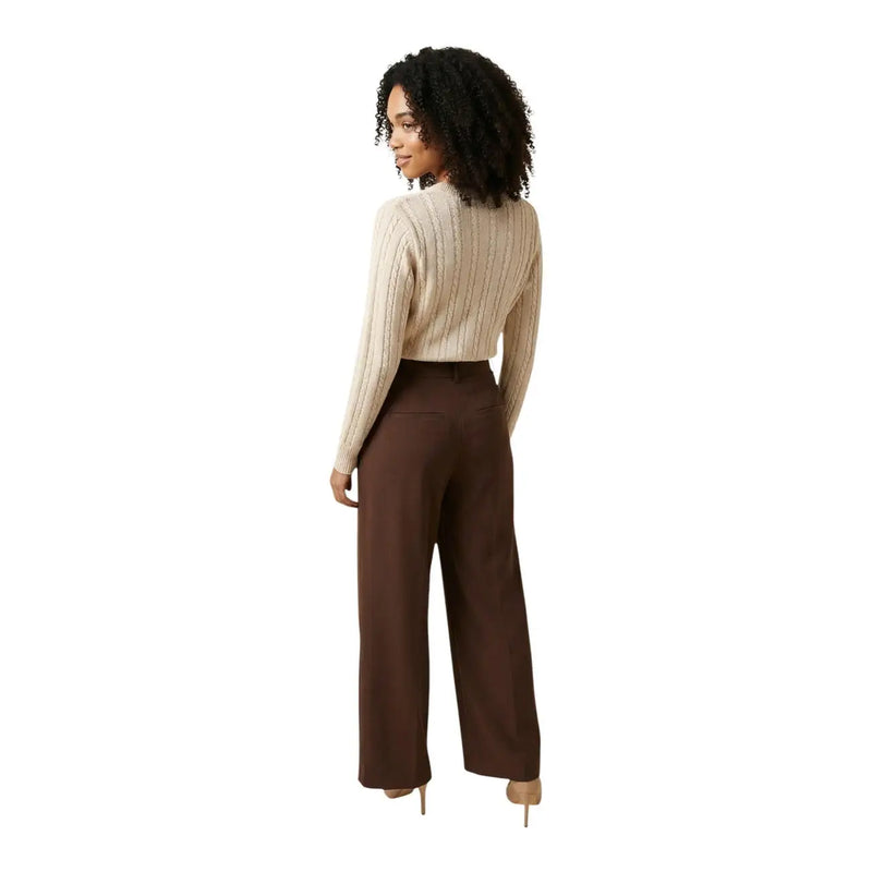 Only Pantalon slim femme marron en polyester et élasthanne, porté avec un pull beige en maille côtelée (vue de face)