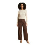 Pull en maille torsadée couleur crème avec petit logo brodé, porté avec un pantalon slim marron en polyester élasthanne