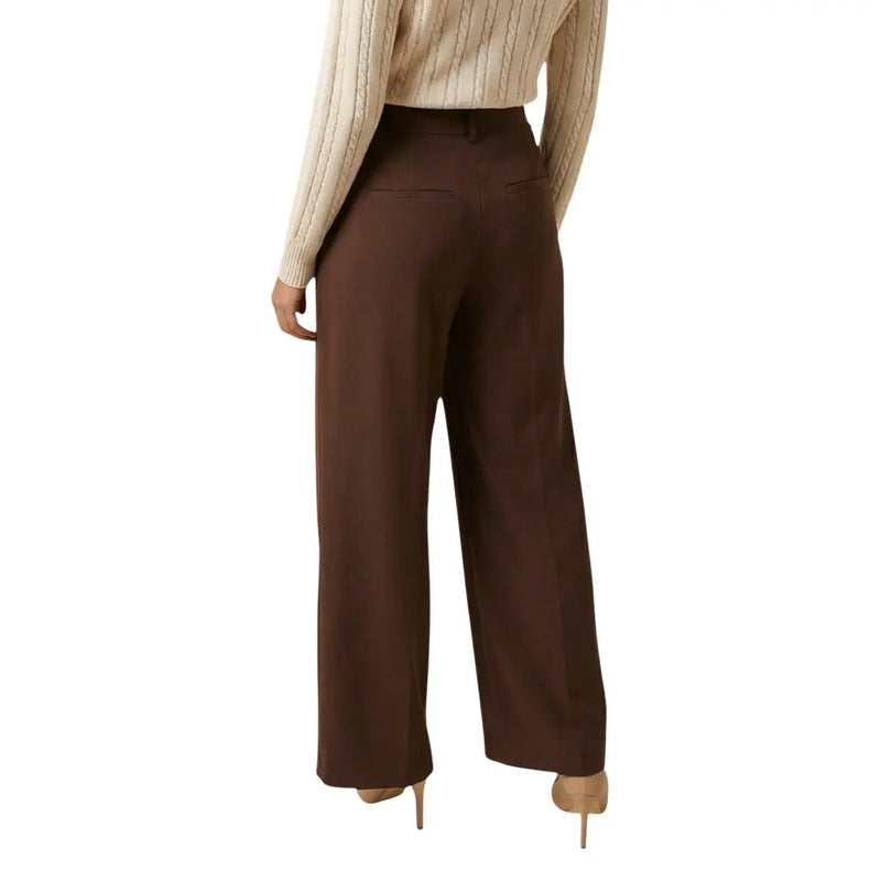Pantalon marron pour femme en polyester élasthanne, coupe slim, jambes larges et poches avant discrètes.