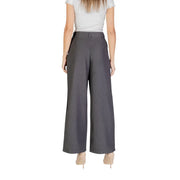 Pantalon gris à jambes larges pour femme, taille 38, en polyester viscose, avec plis verticaux discrets et fermeture éclair.