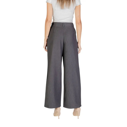 Pantalon gris à jambes larges pour femme, taille 38, en polyester viscose, avec plis verticaux discrets et fermeture éclair.