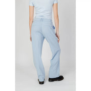 Only Pantalon bleu clair uni en polyester pour femme, coupe droite, avec écusson de marque sur la poche arrière.