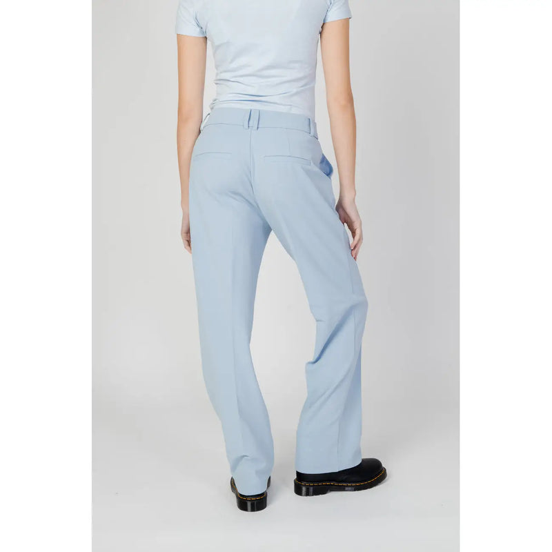 Only Pantalon bleu clair uni en polyester pour femme, coupe droite, avec écusson de marque sur la poche arrière.