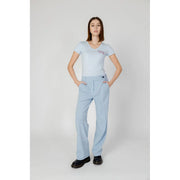 T-shirt bleu clair à col en V et manches courtes en polyester t-shirt avec un petit logo brodé sur la poitrine gauche pour un ensemble pantalon femme