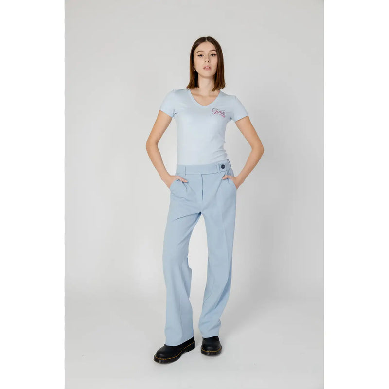 T-shirt bleu clair à col en V et manches courtes en polyester t-shirt avec un petit logo brodé sur la poitrine gauche pour un ensemble pantalon femme
