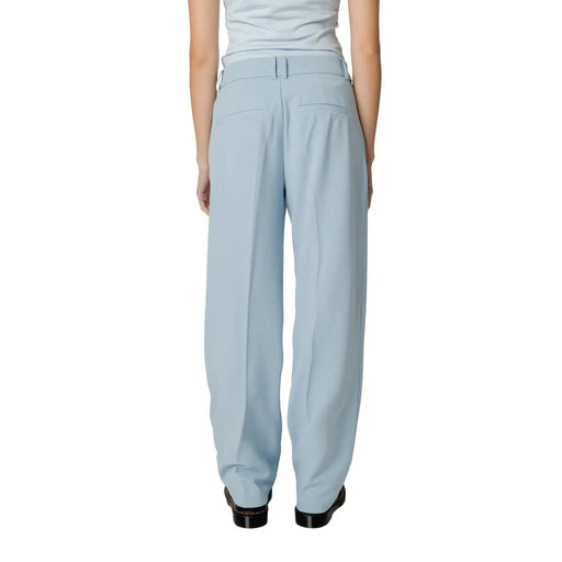 Only Pantalon large bleu clair pour femme, coupe ajustée, poches avant discrètes, en polyester avec fermeture éclair et bouton.