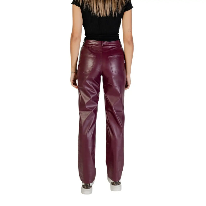 Une paire de only Pantalon taille haute à jambes droites en similicuir bordeaux pour femme, avec poches arrière classiques (vue de dos)