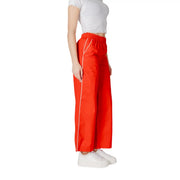 Only Pantalon de survêtement rouge en coton pour femme, jambes larges, avec passepoil blanc, idéal pour le printemps et l'été.